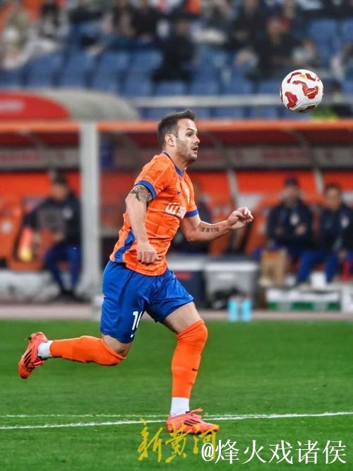 直击山东泰山4-2逆转 瓦科“救赎” 谢文能拼出胜利