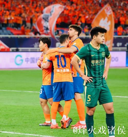 直击山东泰山4-2逆转 瓦科“救赎” 谢文能拼出胜利